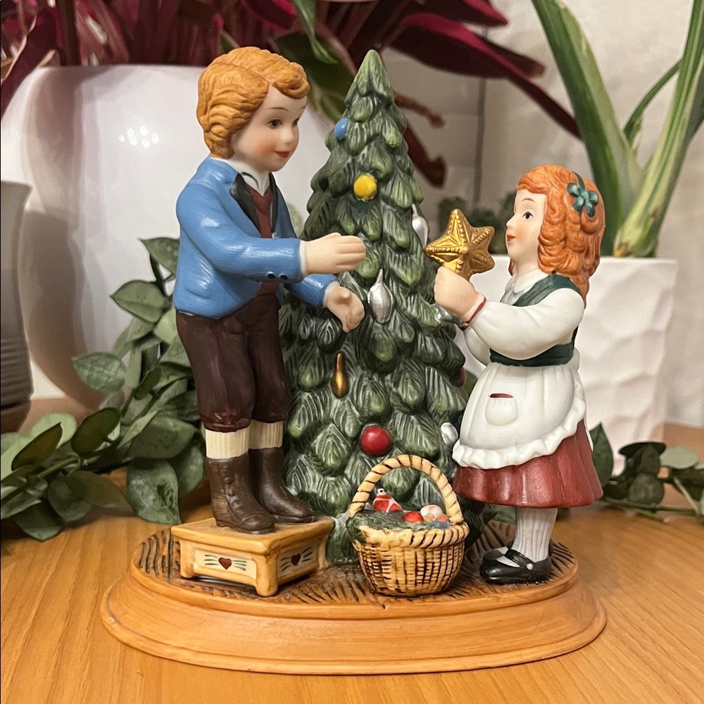 Avon Christmas Memories “Keeping the Christmas Tradition” 1982